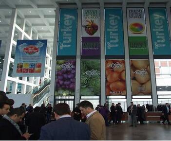 德國柏林國際水果蔬菜博覽會來自世界各地的果蔬從業者們都參與其中這里是歐洲最專業的果蔬類展會世界上最大的專業水果蔬菜展近距離的現場串聯構成最大限度的貿易洽談聚會柏林果蔬展是全球范圍內果蔬市場貿易洽談的最重要的渠道與方式之一2018年2月7日-2月9日德國柏林展覽中心6.1號館，B-17展位6.1號館，B-17展位期待您的光臨
