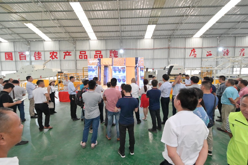 2021年6月29日上午10點“建黨百年特色活動·群南柑橘產業示范區研發培訓中心柑橘技術交流會”在廣西桂潔農業有限公司舉行，交流會上同期舉辦了綠萌“FRUSCAN 7.0 視覺瑕疵檢測技術” 現場觀摩會。在觀摩過程中，與會人員詳細地觀看了綠萌宣傳視頻和現場演示，細致地了解了綠萌 FRUSCAN 7.0 視覺瑕疵檢測技術對果蔬分