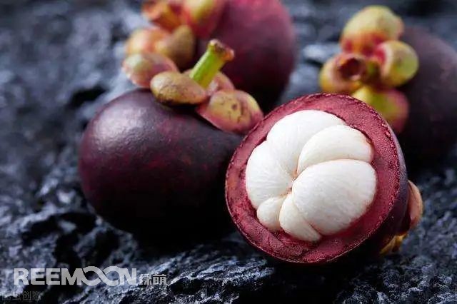 今春水果價格漲得厲害。根據(jù)農(nóng)業(yè)農(nóng)村部相關(guān)數(shù)據(jù)，2022年1~4月的水果批發(fā)價比近9年的均價都要高，并呈現(xiàn)持續(xù)上漲趨勢。水果從產(chǎn)地到餐桌，中間要經(jīng)歷果農(nóng)采摘打包收購、裝車運輸、批發(fā)商銷售等環(huán)節(jié)，最終到達家門口的水果店。記者采訪了產(chǎn)地商、批發(fā)商、物流司機和門店商，試圖探究這些環(huán)節(jié)背后，水果漲價的深層原因。很多人