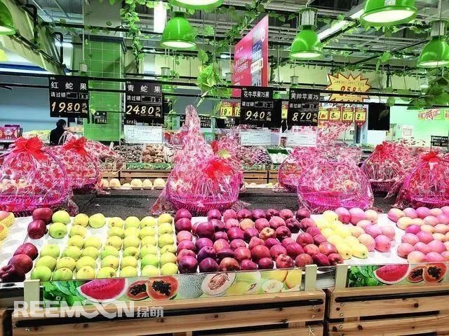 姹紫嫣紅的五月，既是時令鮮果陸續(xù)上市的節(jié)點，也是一些水果青黃不接的時候，但無論是什么水果，人們的需求總是很大。然而愛吃水果的市民會發(fā)現(xiàn)，這兩個月以來，許多水果價格高漲，像優(yōu)質(zhì)蘋果，一個價格都抵得上去年一市斤的售價了，連最普通的橘子、梨，價格都居高不下。價格飆升，市民直呼“吃不起”不少水果零售價格均比