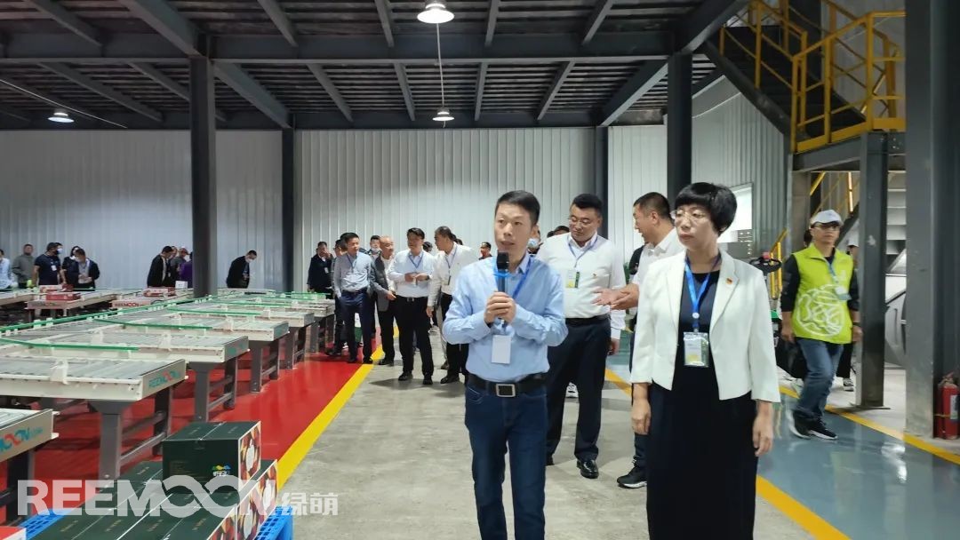 1663032407115595.jpg 綠萌董事長助理胡葉兵向隰縣縣委書記一行介紹綠萌玉露香梨數字化分選線.jpg